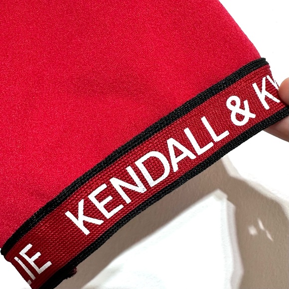 Kendall & Kylie Red Ribbed Boxy Semi Crop Top Blouse Size Medium - Picture 5 of 11